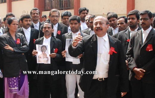 Lawyers stage protest against Allahabad police firing that killed advocate 3